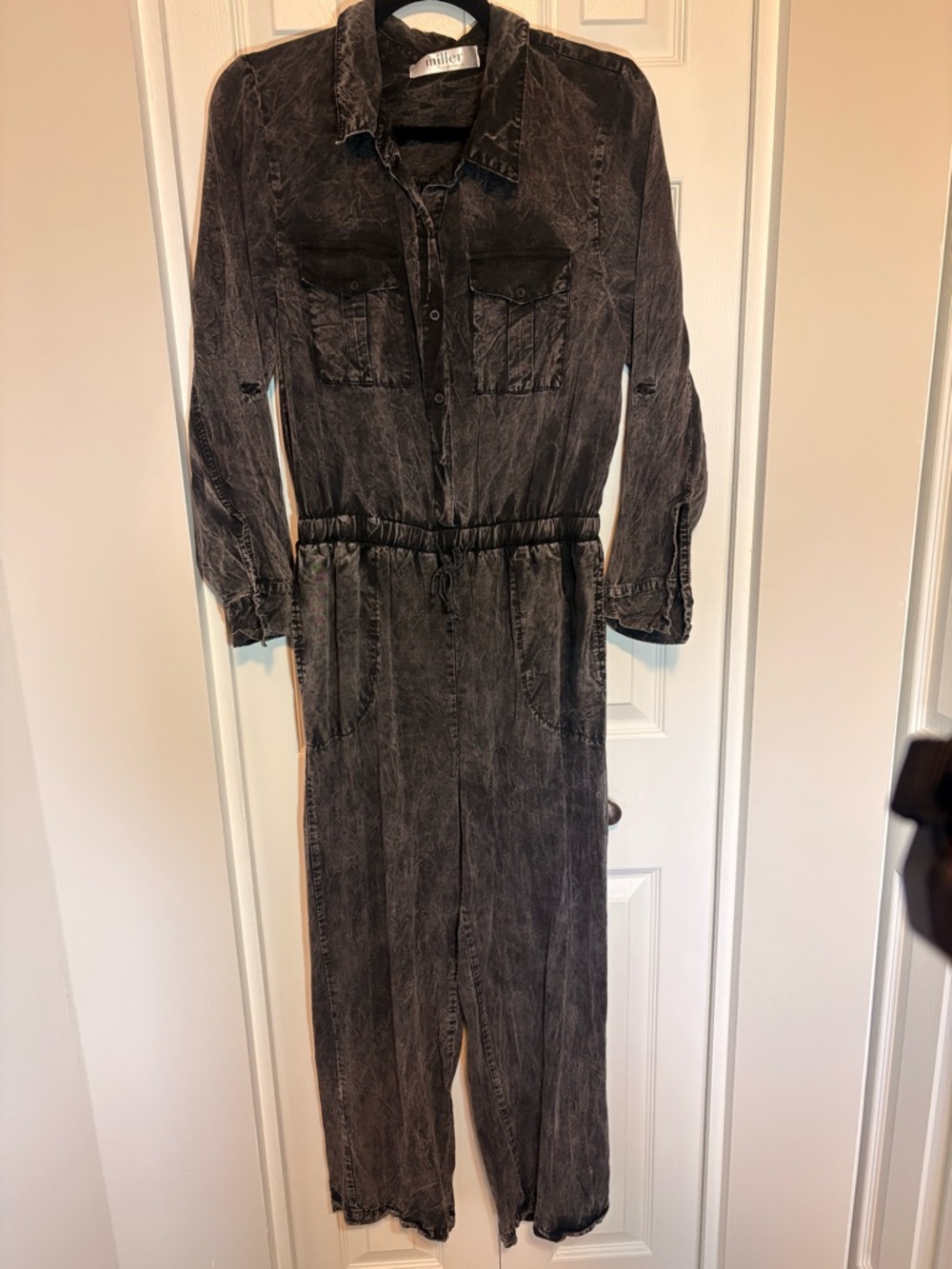 Super cute 100% Tencel distressed-look jumpsuit. So soft and breathable! Size M